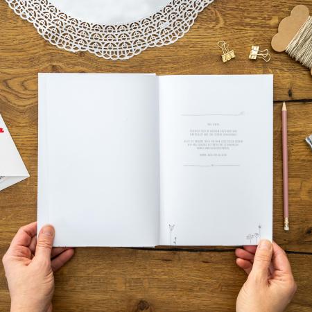 Hochzeitsgästebuch in Grau Weiß Schwarz Handlettering Design mit Blumen