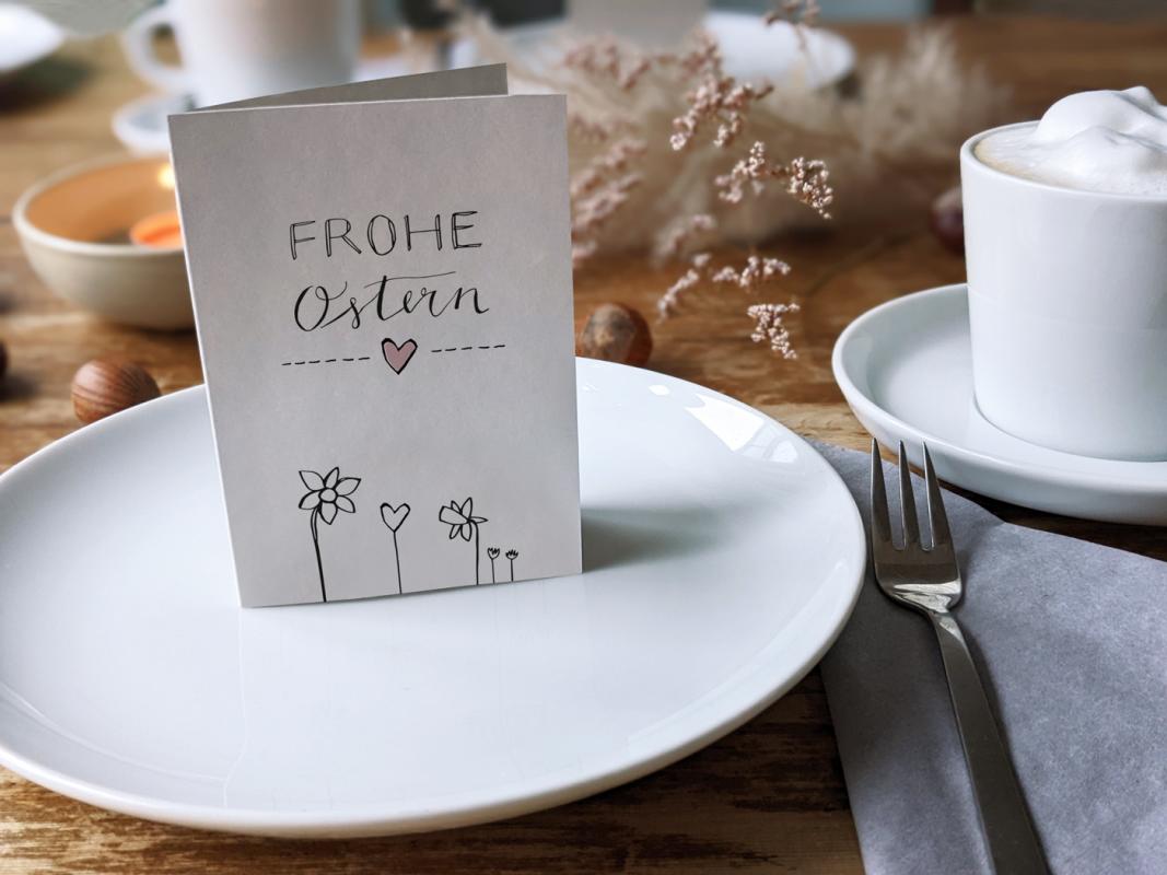 Mini Klappkarten frohe Ostern mit Blumen als Tischkarten auf der Ostertafel oder zum Osterbrunch